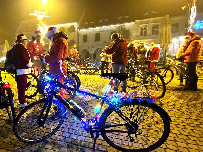 bicicliști costumați în moș craciun, la plimbare prin sibiu. îndeamnă oamenii să “facă mișcare, înainte de platourile de mâncare” (video)