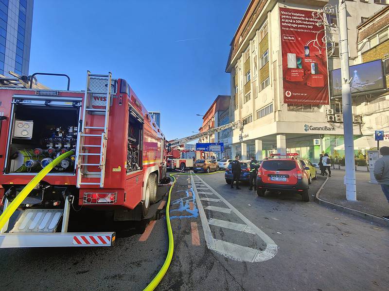 panică în centrul sibiului. incendiu la o agenție bancară de lângă magazinul dumbrava (foto)