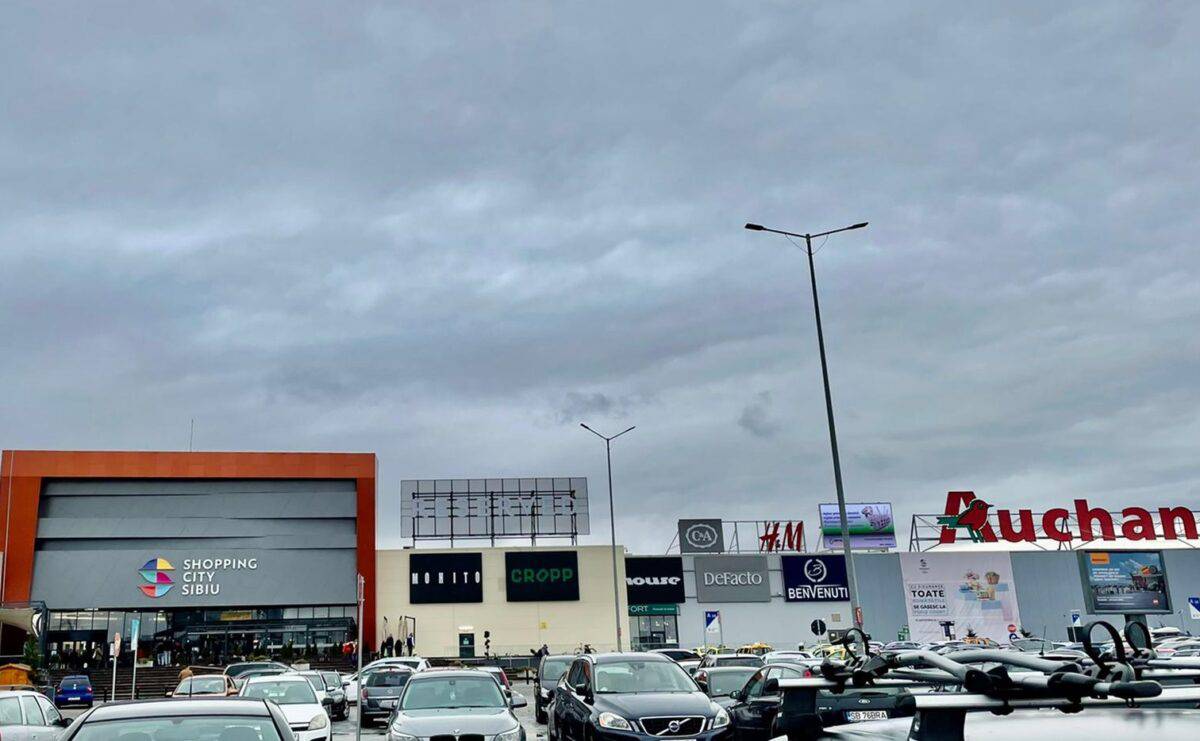 Furturile, o provocare pentru mall-uri la Sibiu. Alte două hoațe prinse cu haine neplătite