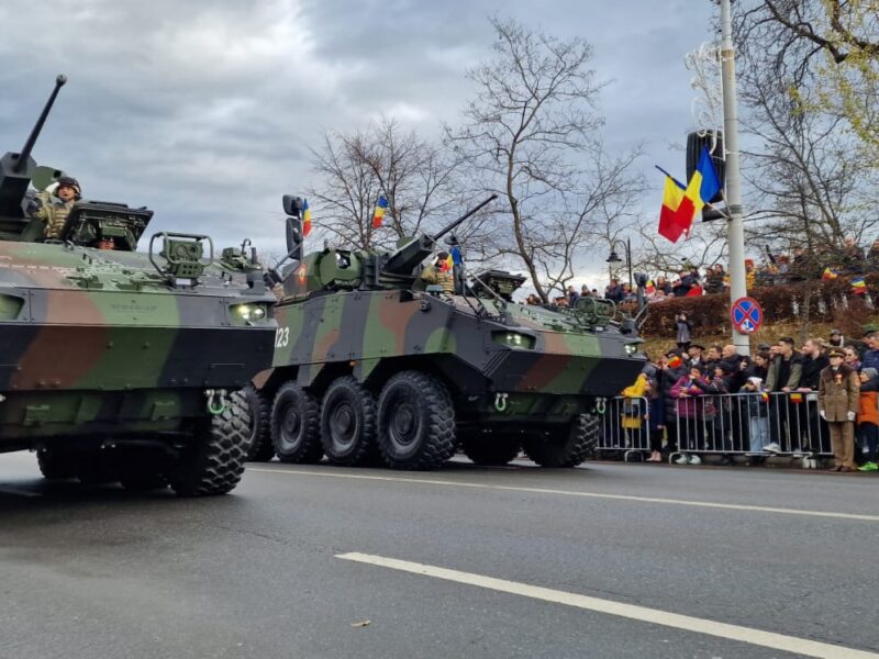 mii de sibieni prezenți la parada militară de 1 decembrie. cerul sibiului, survolat de elicoptere de luptă (video, foto)