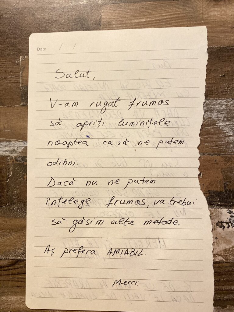 Grinch în Cartierul Arhitecților. Un locatar i-a trimis o scrisoare vecinului să stingă luminițele de Crăciun: “Aș prefera amiabil” (foto)