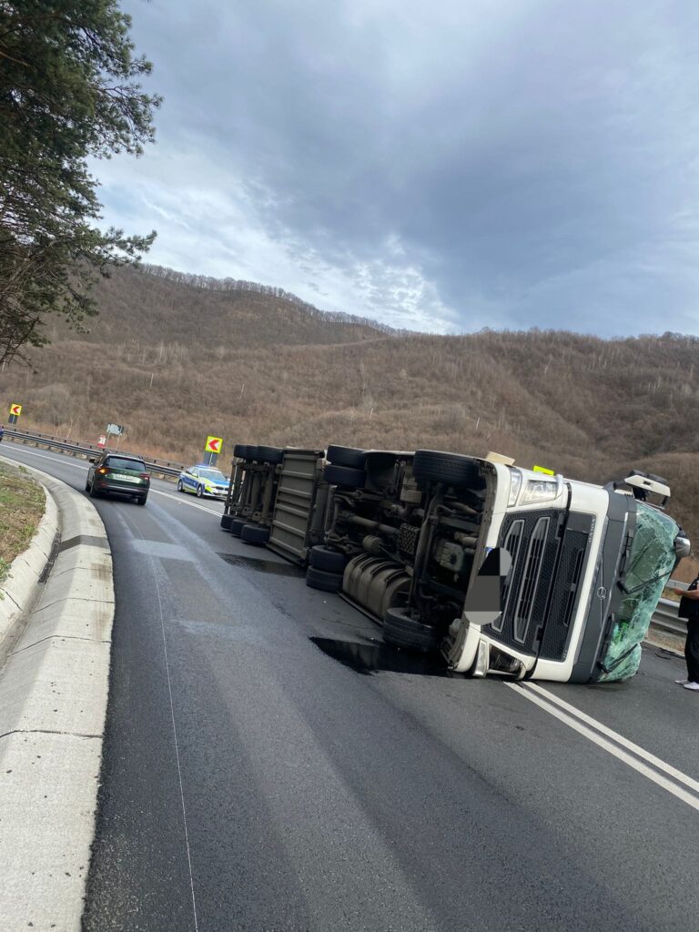 Șoferul TIR-ului răsturnat pe Valea Oltului era băut. Trafic alternativ la Boița (update)