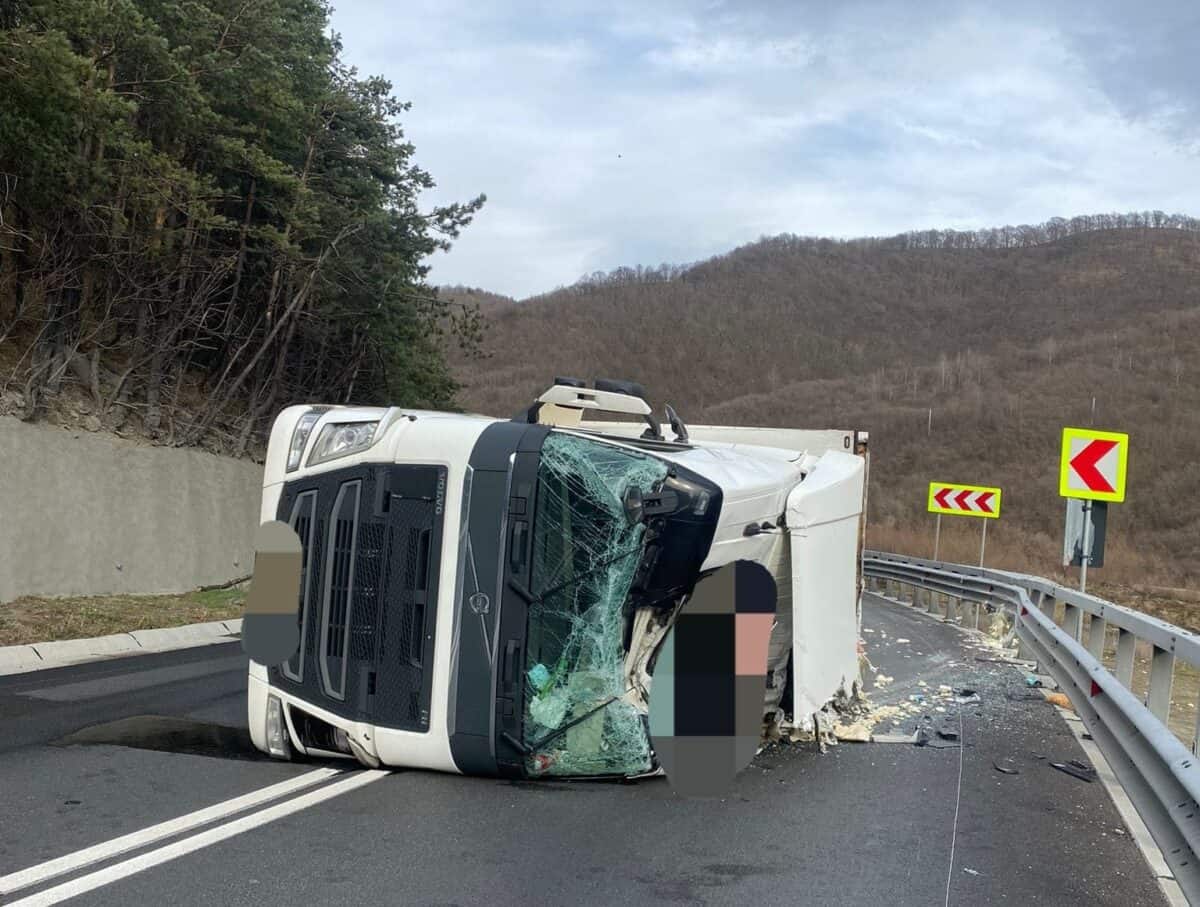 Șoferul TIR-ului răsturnat pe Valea Oltului era băut. Trafic alternativ la Boița (update)