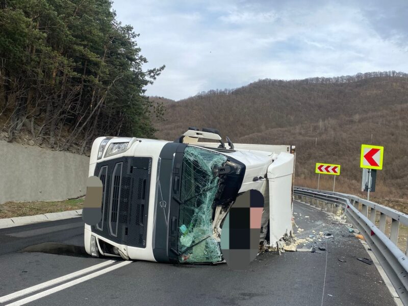 șoferul tir-ului răsturnat pe valea oltului era băut. trafic alternativ la boița (update)