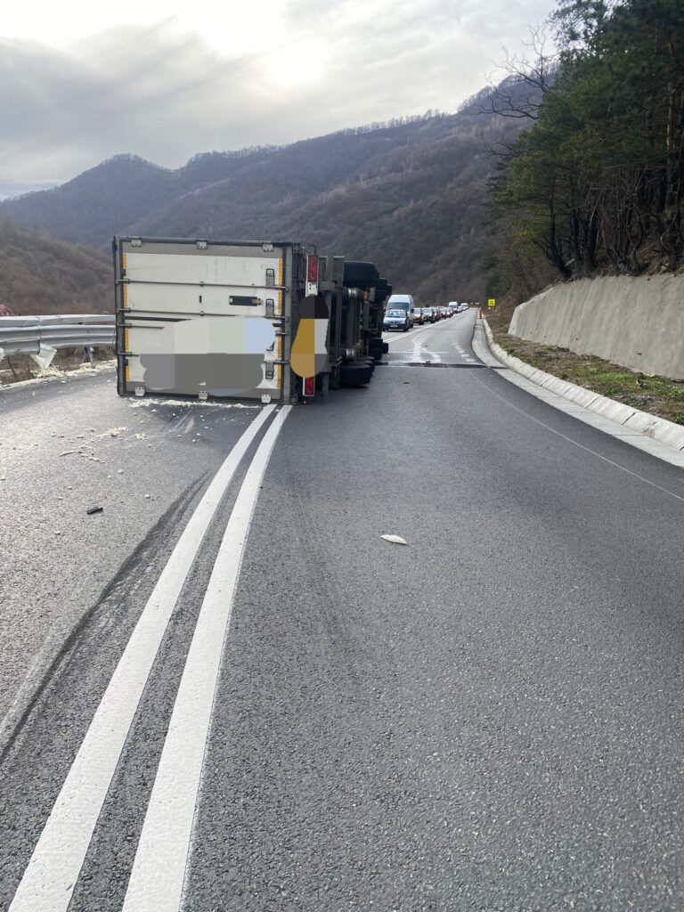 Șoferul TIR-ului răsturnat pe Valea Oltului era băut. Trafic alternativ la Boița (update)