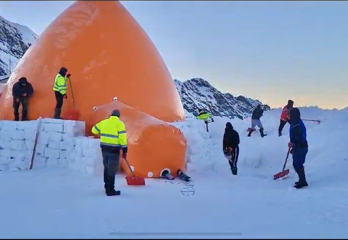 Vreme bună de construit la Bâlea Lac. Lucrările la Hotelul de Gheață au fost reluate, promițând o experiență ART & ICE memorabilă