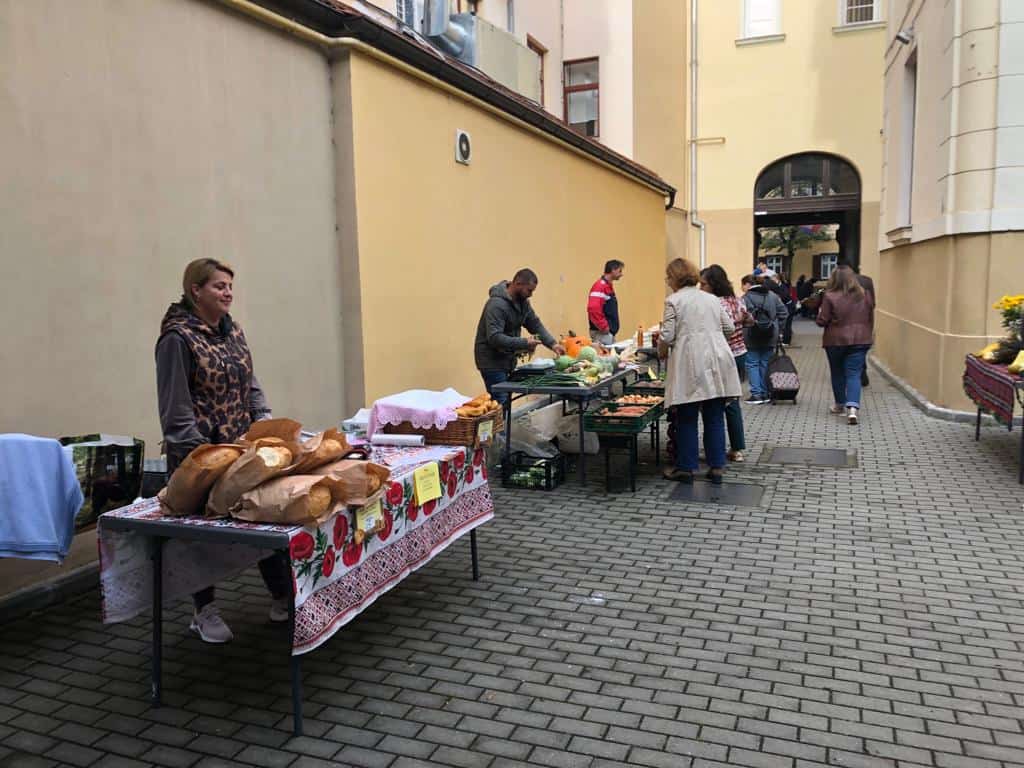 Pâine de casă, lactate, legume și miere, vineri la piața volantă de la CJ Sibiu