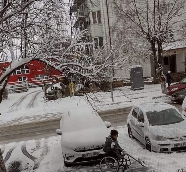 gestul emoționant al unui bărbat fără picioare din făgăraș. a curățat zăpada de pe mașinile vecinilor