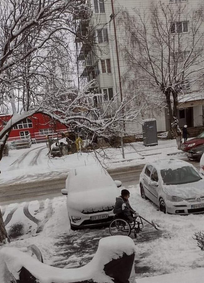 Gestul emoționant al unui bărbat fără picioare din Făgăraș. A curățat zăpada de pe mașinile vecinilor