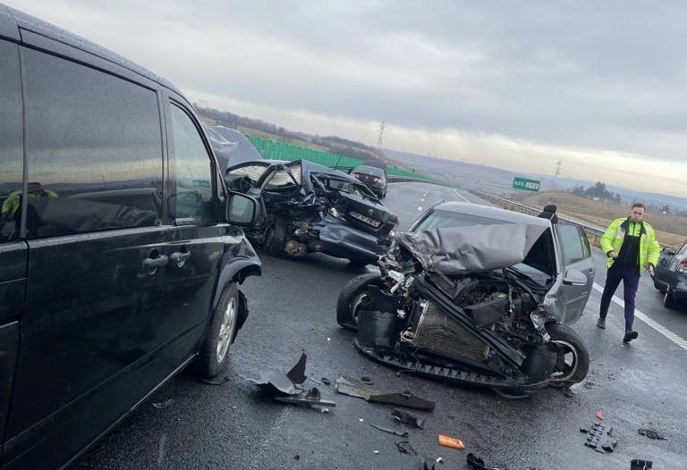 accident cu 6 autoturisme și 4 răniți pe autostrada a1 în apropiere de boița (update foto)