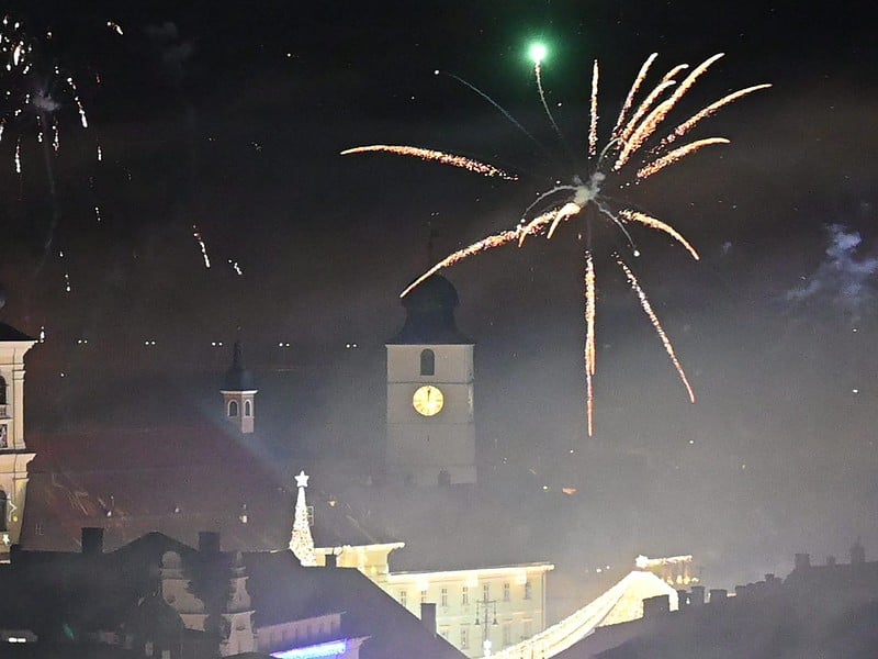 Ploaie de artificii peste Sibiu la trecerea în 2024 (video și galerie foto)