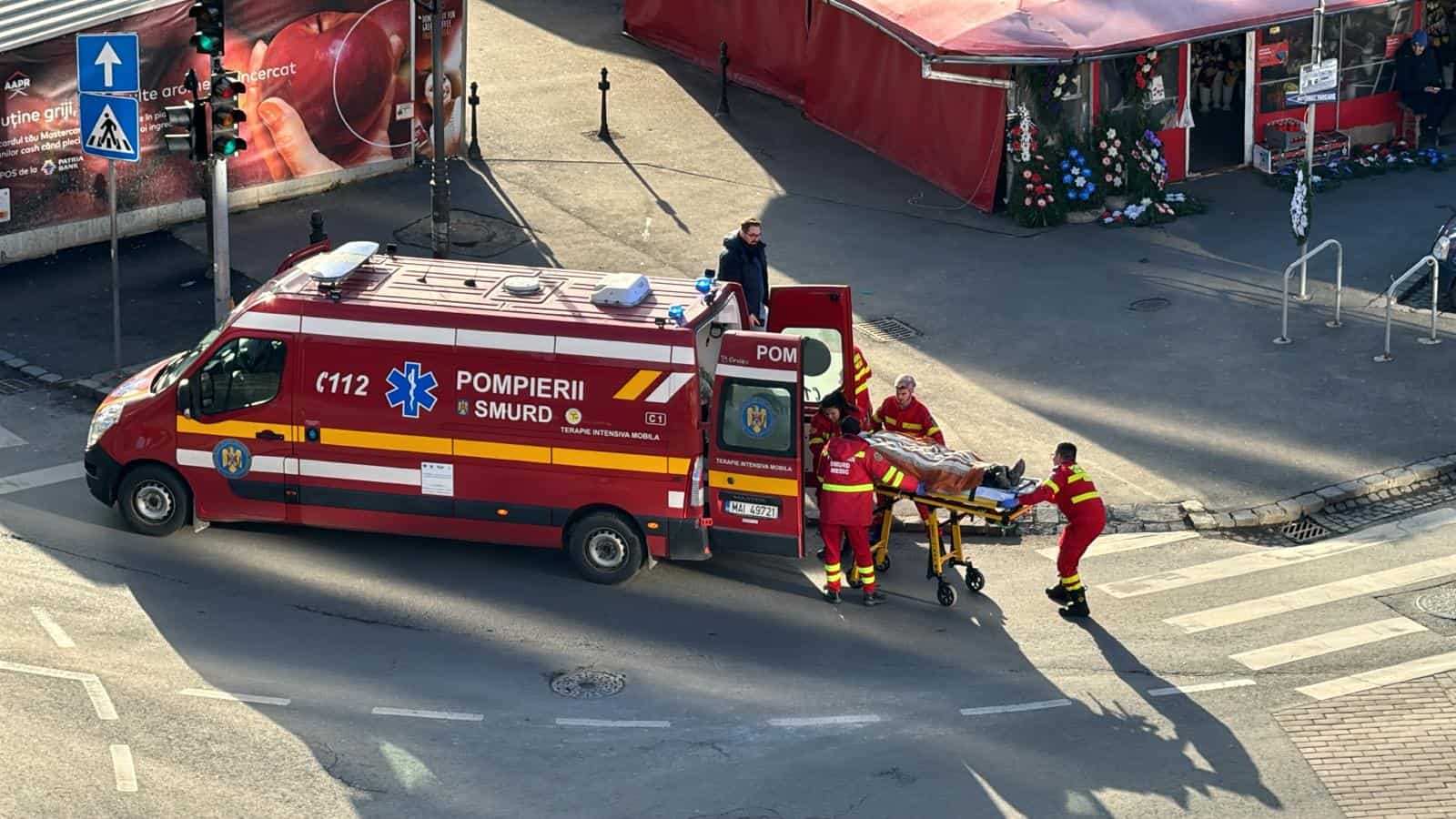 forfotă în piața cibin. bărbat rupt de beat, preluat de o ambulanță smurd (video, foto)