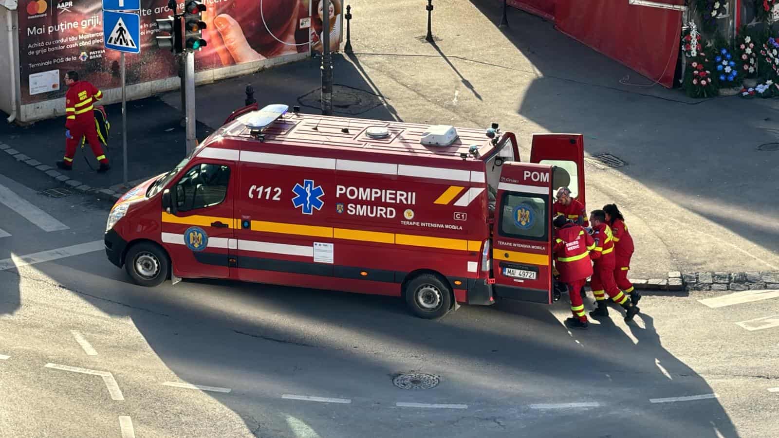 forfotă în piața cibin. bărbat rupt de beat, preluat de o ambulanță smurd (video, foto)