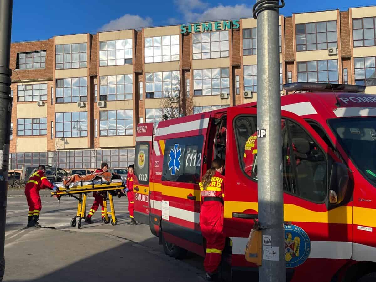 forfotă în piața cibin. bărbat rupt de beat, preluat de o ambulanță smurd (video, foto)