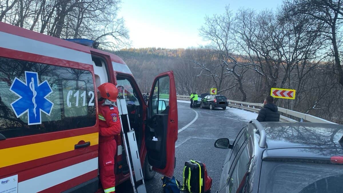 accidentul grav de duminică de la slimnic. 4 persoane rănite după ce un șofer a intrat pe contrasens (foto)