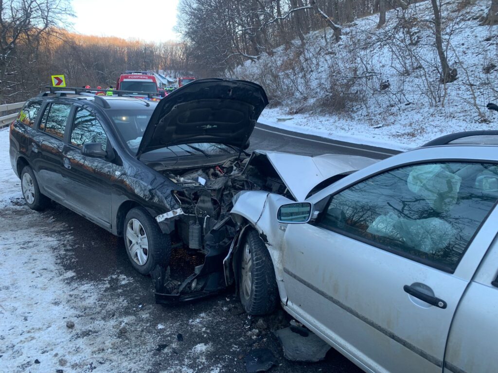 accidentul grav de duminică de la slimnic. 4 persoane rănite după ce un șofer a intrat pe contrasens (foto)