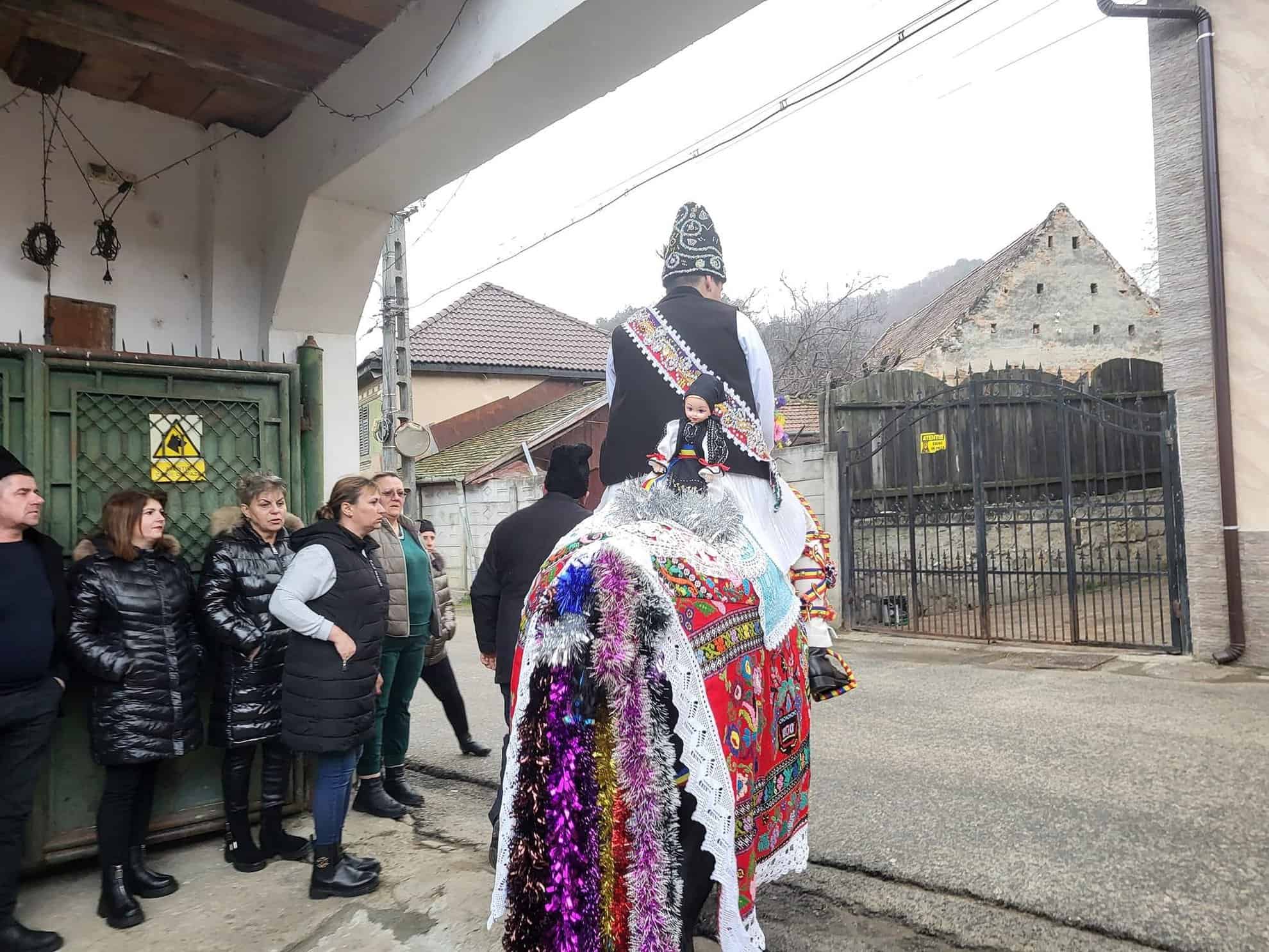 Sute de oameni, duminică la “Udatul Ionilor” de la Tălmăcel (foto)