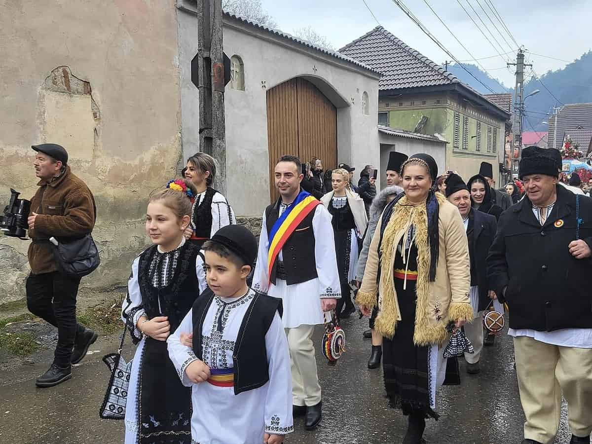 sute de oameni, duminică la “udatul ionilor” de la tălmăcel (foto)