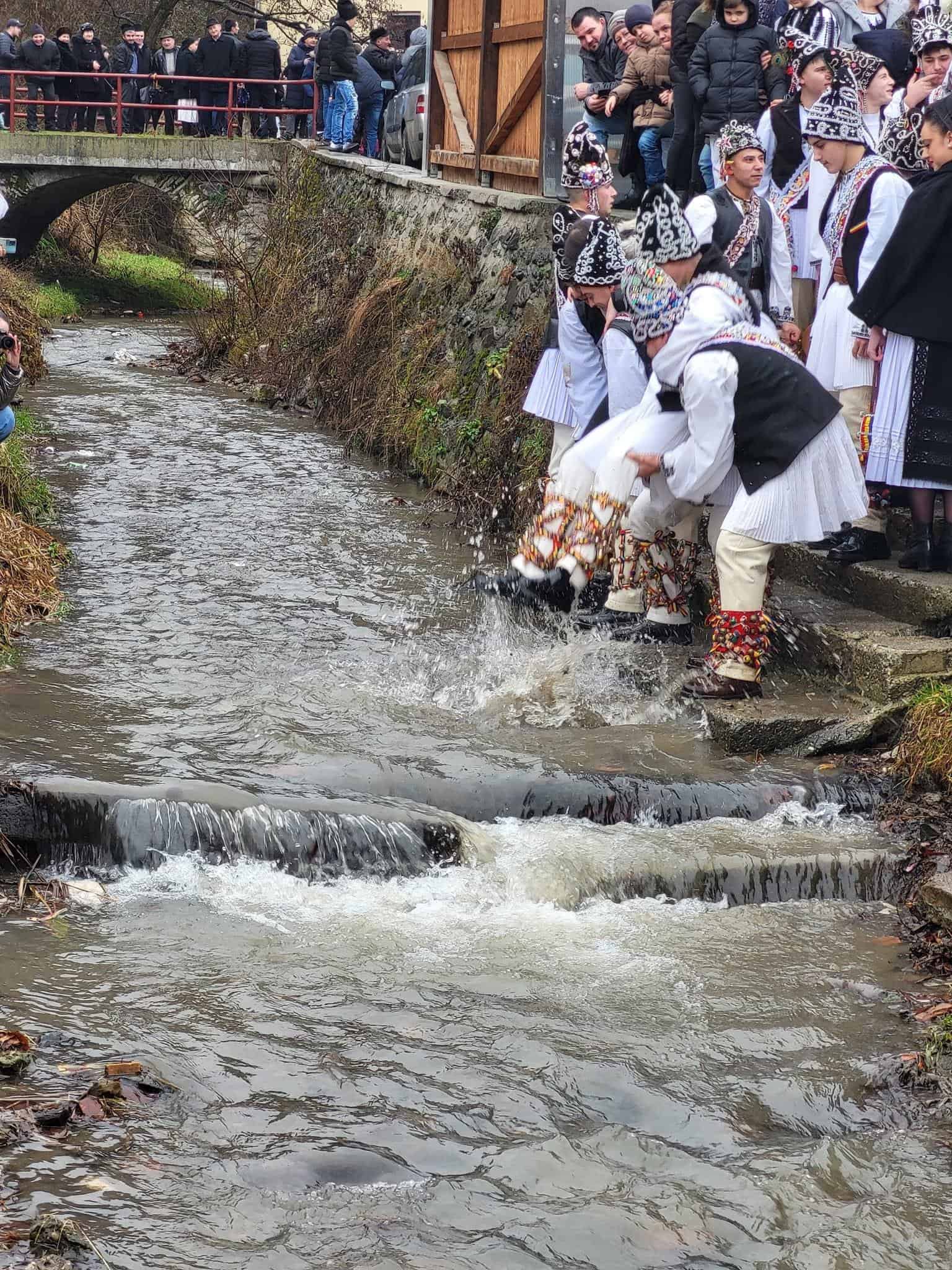 Sute de oameni, duminică la “Udatul Ionilor” de la Tălmăcel (foto)