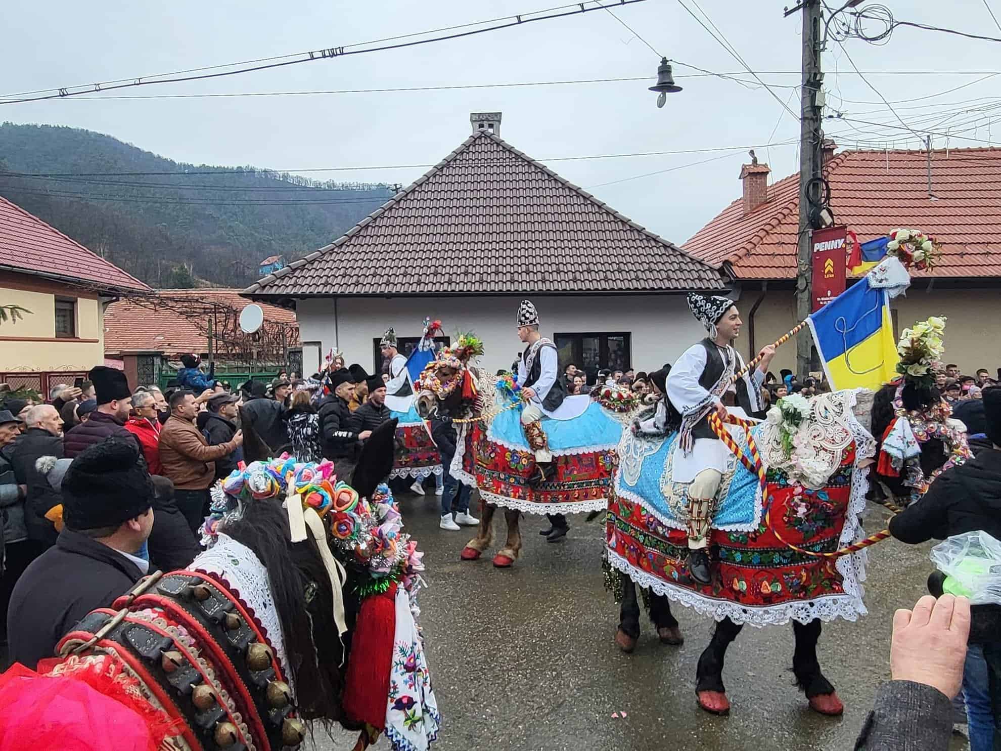 Sute de oameni, duminică la “Udatul Ionilor” de la Tălmăcel (foto)