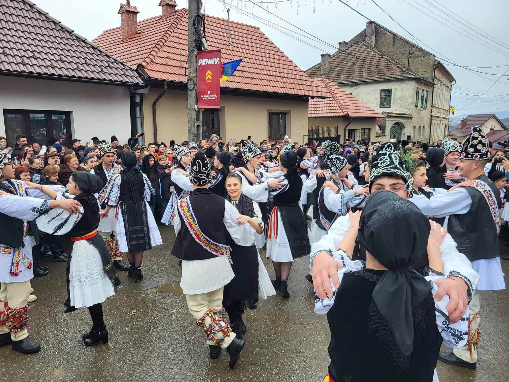 Sute de oameni, duminică la “Udatul Ionilor” de la Tălmăcel (foto)