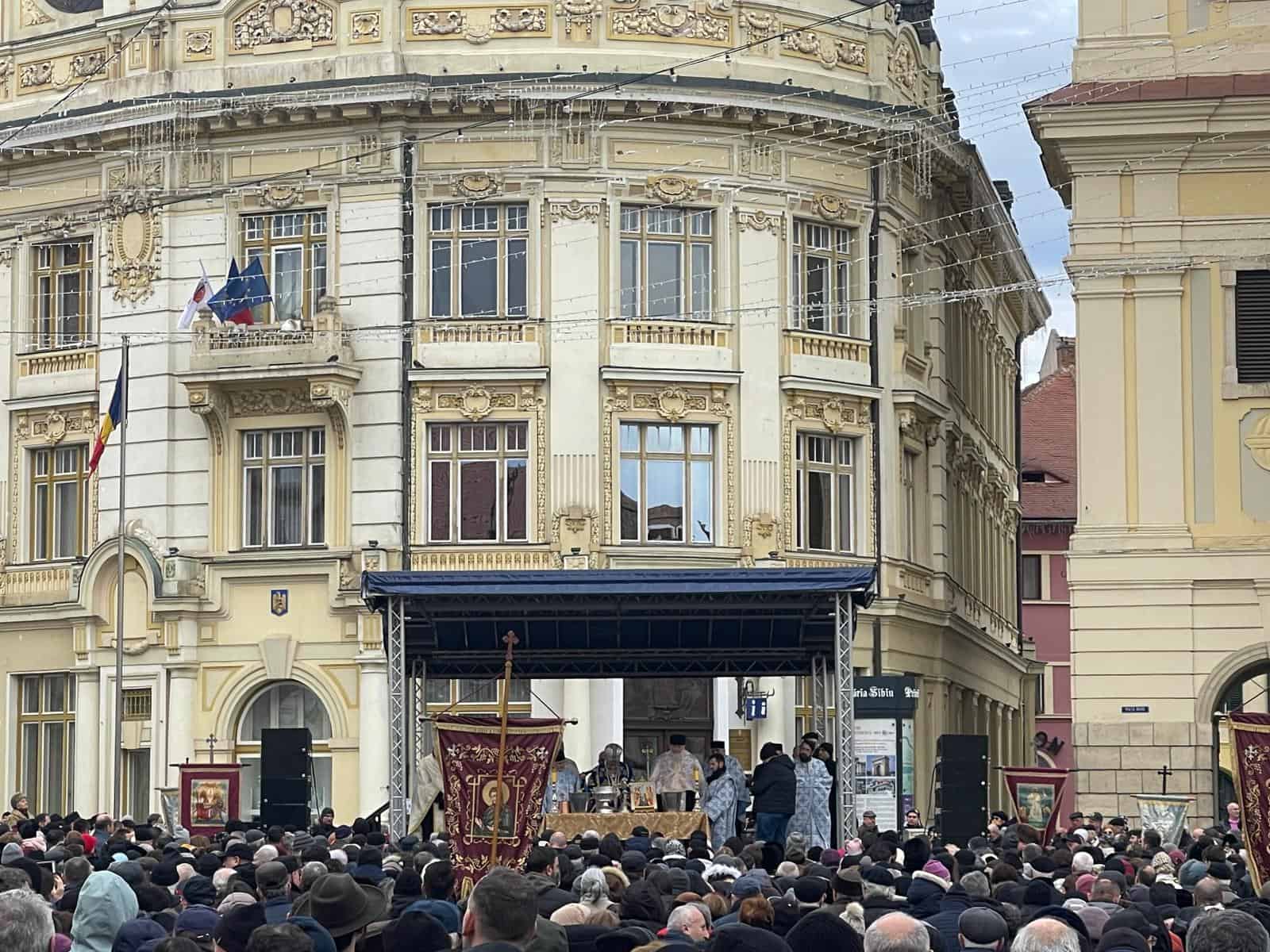 Mii de credincioși la slujba de Bobotează din Piața Mare. O femeie a avut nevoie de îngrijirea medicilor (video foto)