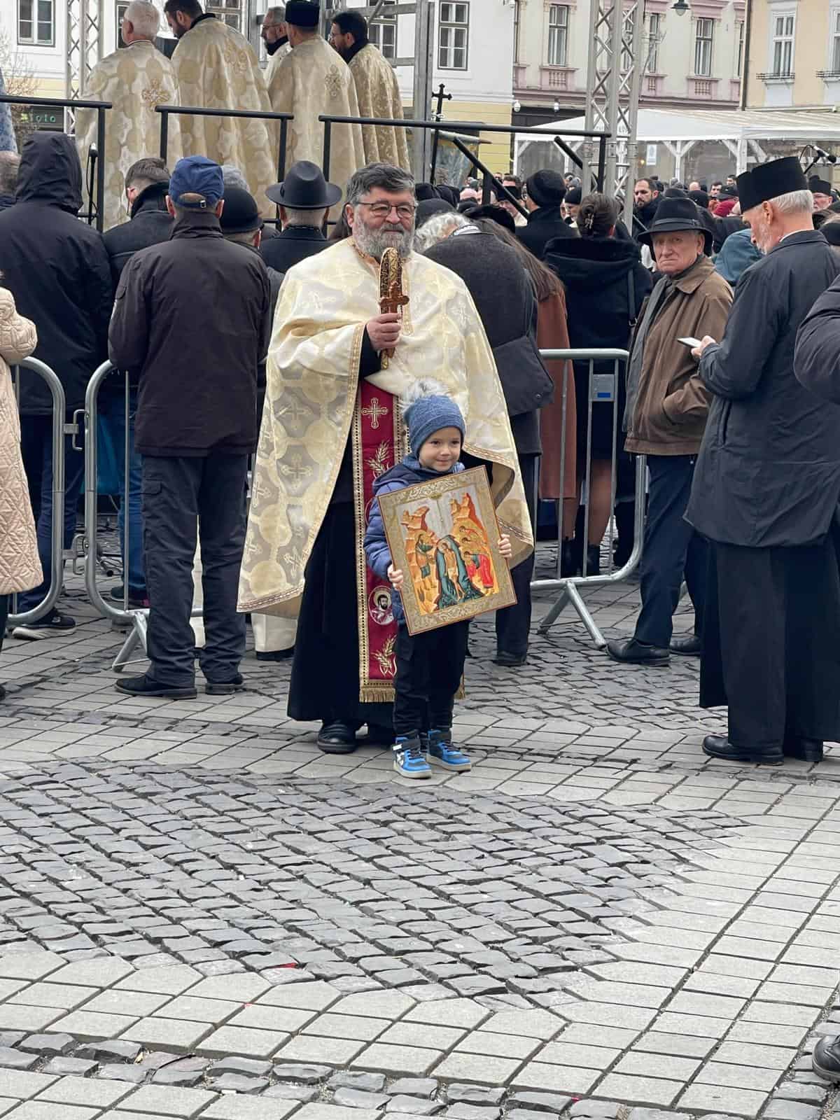 Mii de credincioși la slujba de Bobotează din Piața Mare. O femeie a avut nevoie de îngrijirea medicilor (video foto)