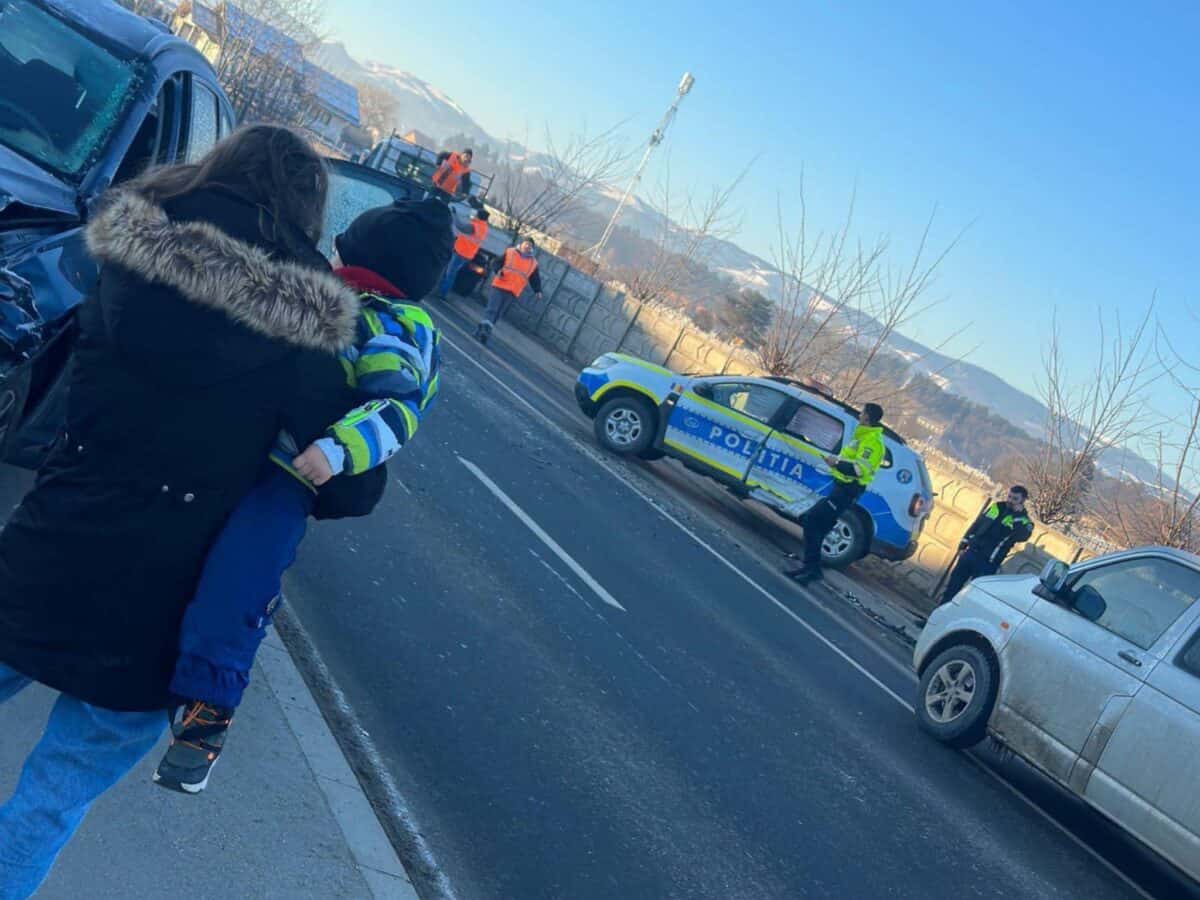 mașină de poliție implicată într-un accident pe calea cisnădiei. a fost lovită în plin și proiectată în gardul cimitirului (update)