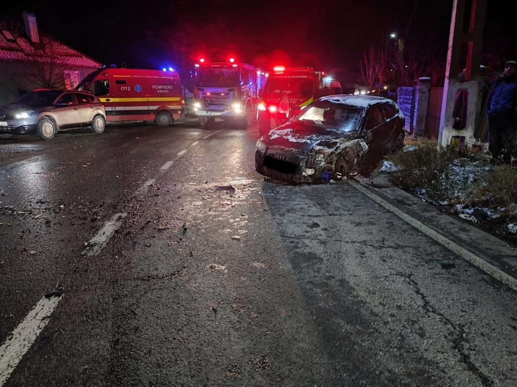 Accident pe DN 14 la Ruși. 3 persoane rănite după ce o mașină a intrat pe contrasens