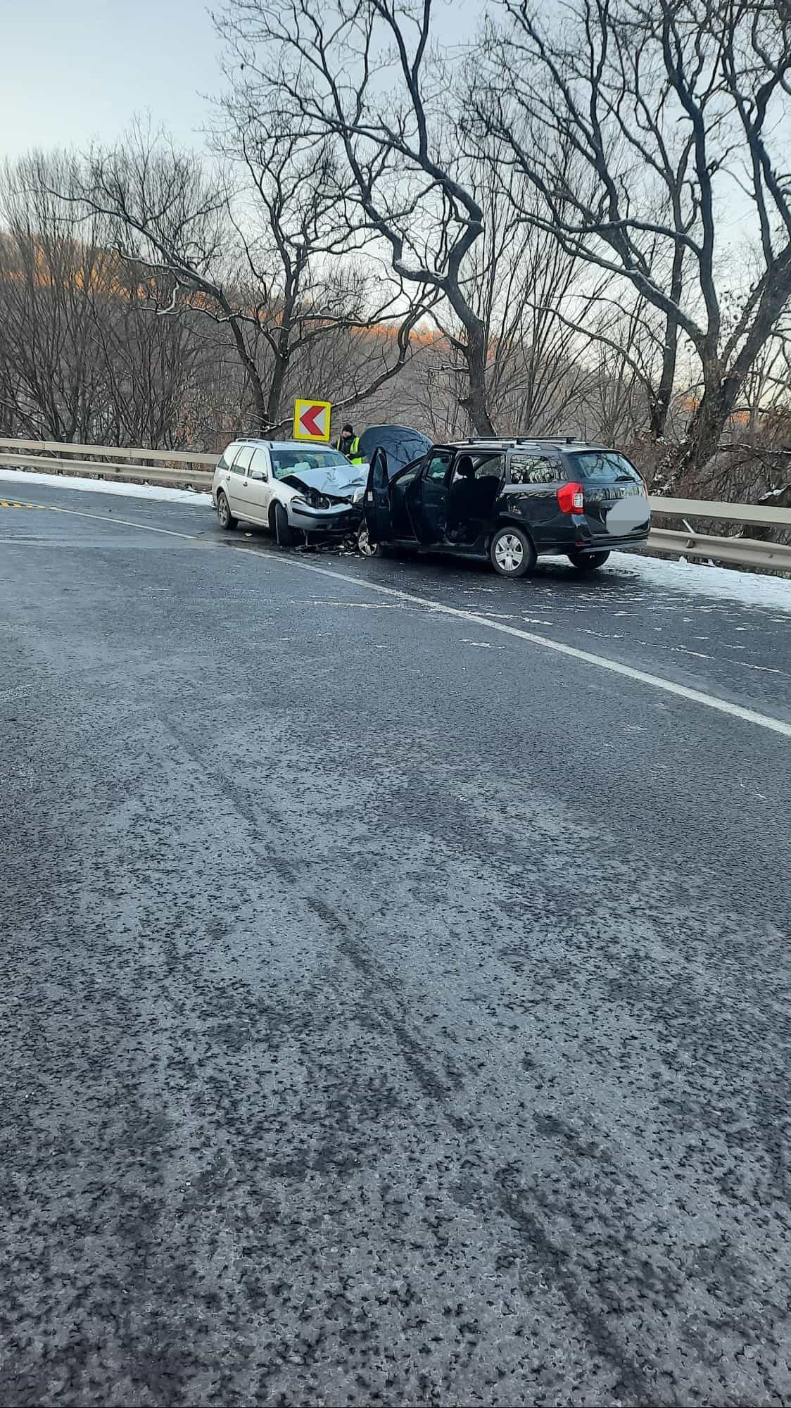 accidentul grav de duminică de la slimnic. 4 persoane rănite după ce un șofer a intrat pe contrasens (foto)