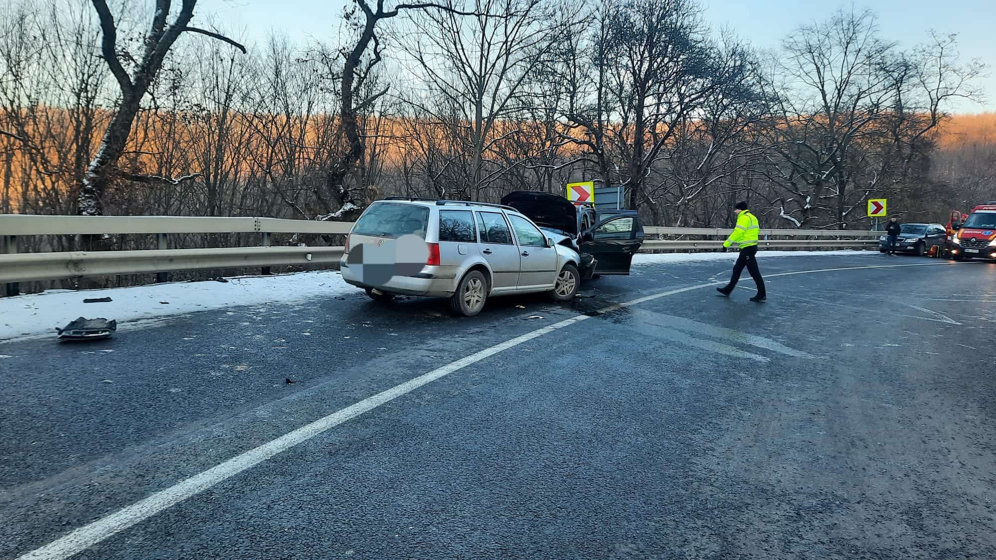 accidentul grav de duminică de la slimnic. 4 persoane rănite după ce un șofer a intrat pe contrasens (foto)