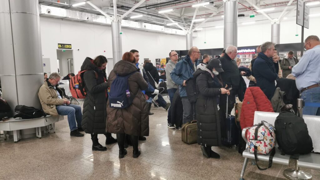 zeci de pasageri blocați de mai bine de 8 ore în aeroport la sibiu. avionul de dortmund nu a mai decolat. „ne-au zis să coborâm deoarece e defect” (video)