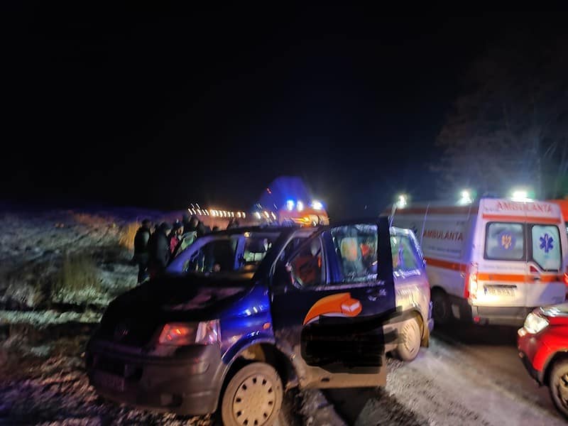 accident cu doi răniți pe dealul dăii. un microbuz a ajuns în șanț