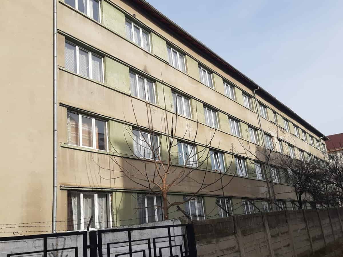 media scăzută la purtare pentru una dintre elevele care au sărit pe geam din căminul liceului „terezianum”. cealaltă, încă internată la spital