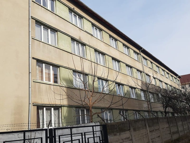 media scăzută la purtare pentru una dintre elevele care au sărit pe geam din căminul liceului „terezianum”. cealaltă, încă internată la spital