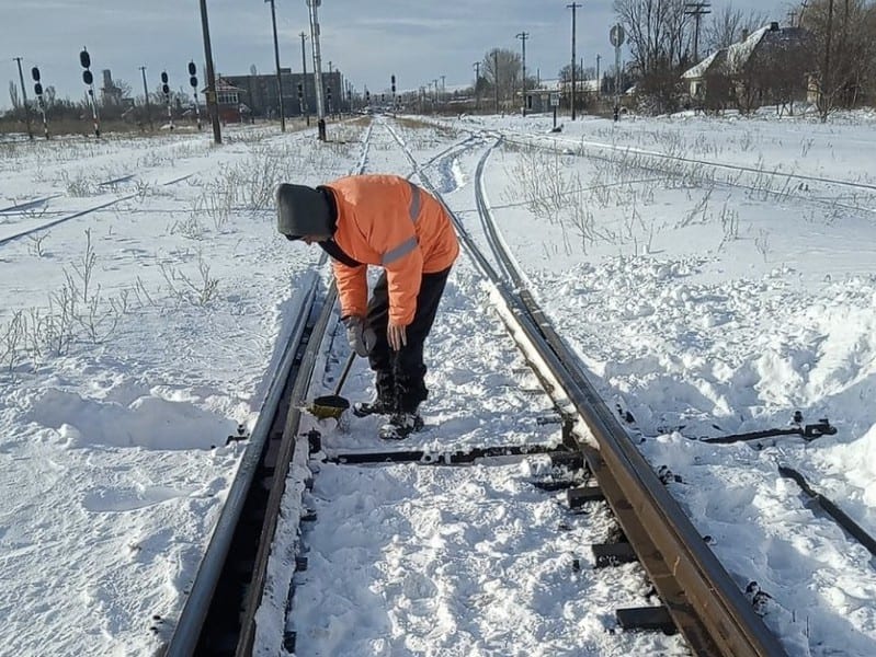 șine de cale ferată rupte din cauza gerului, în brașov și craiova. mai multe trenuri au întârziere