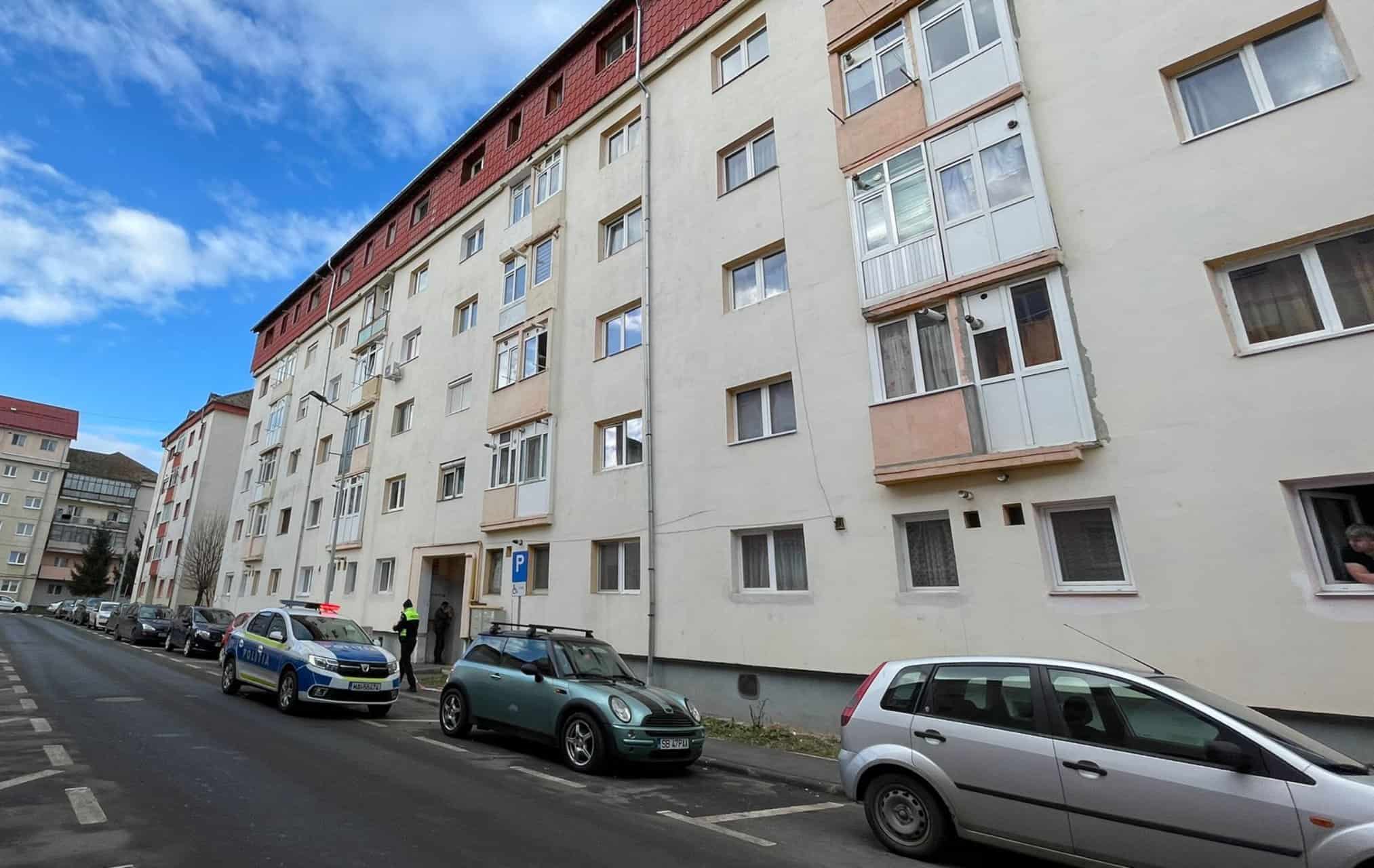 Copilul care a căzut de la etajul 5 al unui bloc din Ștrand era singur în casă. Sora lui ieșise din apartament cu câteva minute înainte de tragedie