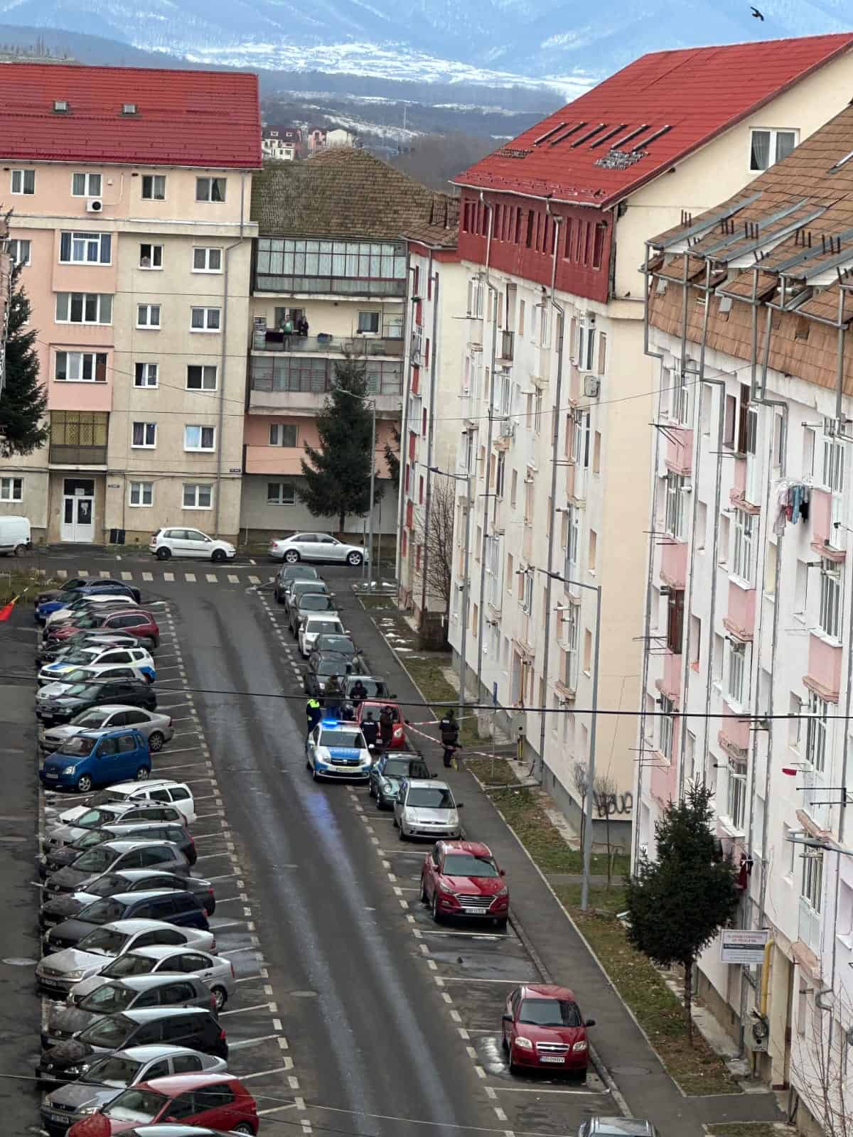 Copilul care a căzut de la etajul 5 al unui bloc din Ștrand era singur în casă. Sora lui ieșise din apartament cu câteva minute înainte de tragedie