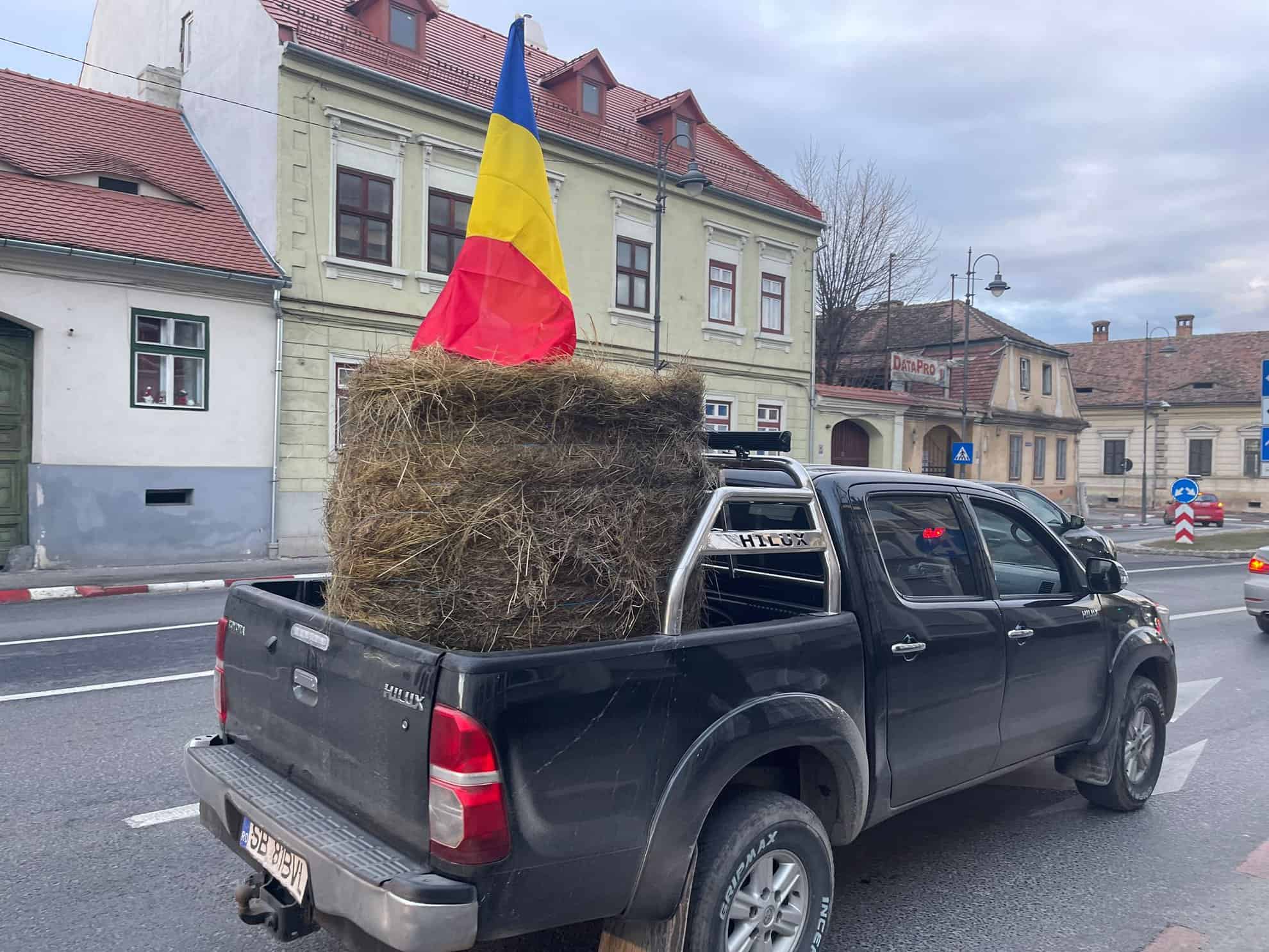 fermierii au ajuns cu tractoarele la prefectură. unii au depus coroane. peste 200 de oameni participă la protestul de luni de la sibiu (video, foto)