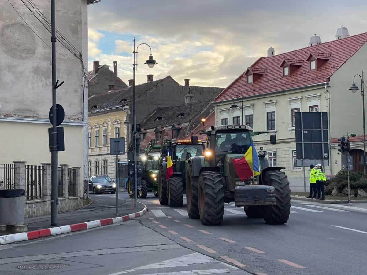 fermierii continuă protestele pe străzile din sibiu. mărșăluiesc cu tractoarele, zilnic, de miercuri până duminică