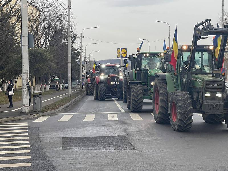 fermierii protestează și joi la sibiu. zeci de tractoare merg în coloană prin municipiu (video, foto, update)