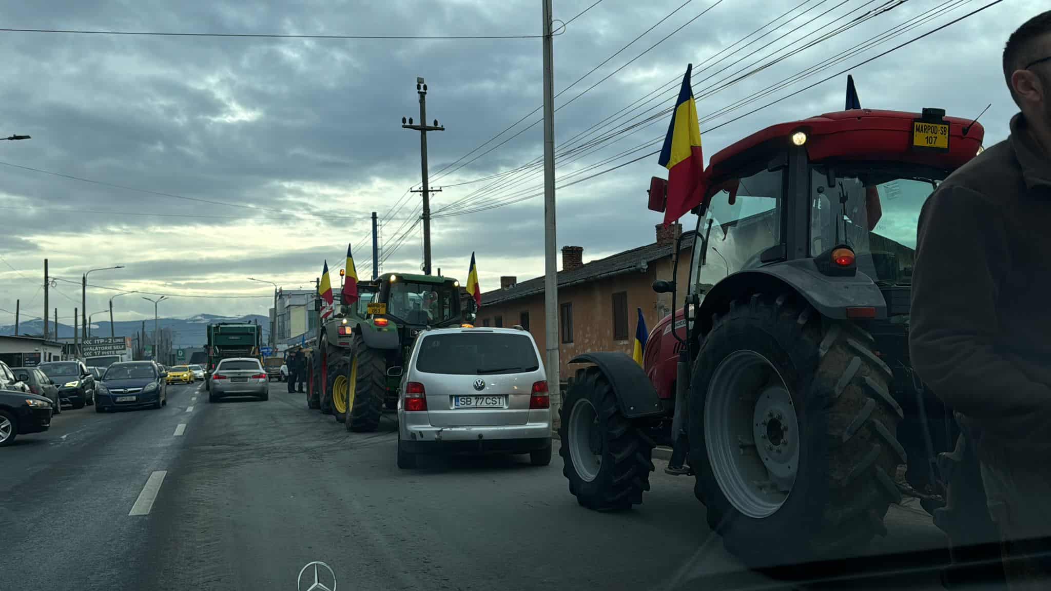 Protestul fermierilor și transportatorilor la Sibiu. Se îndreaptă către ieșirea din municipiu (live text, foto, video)