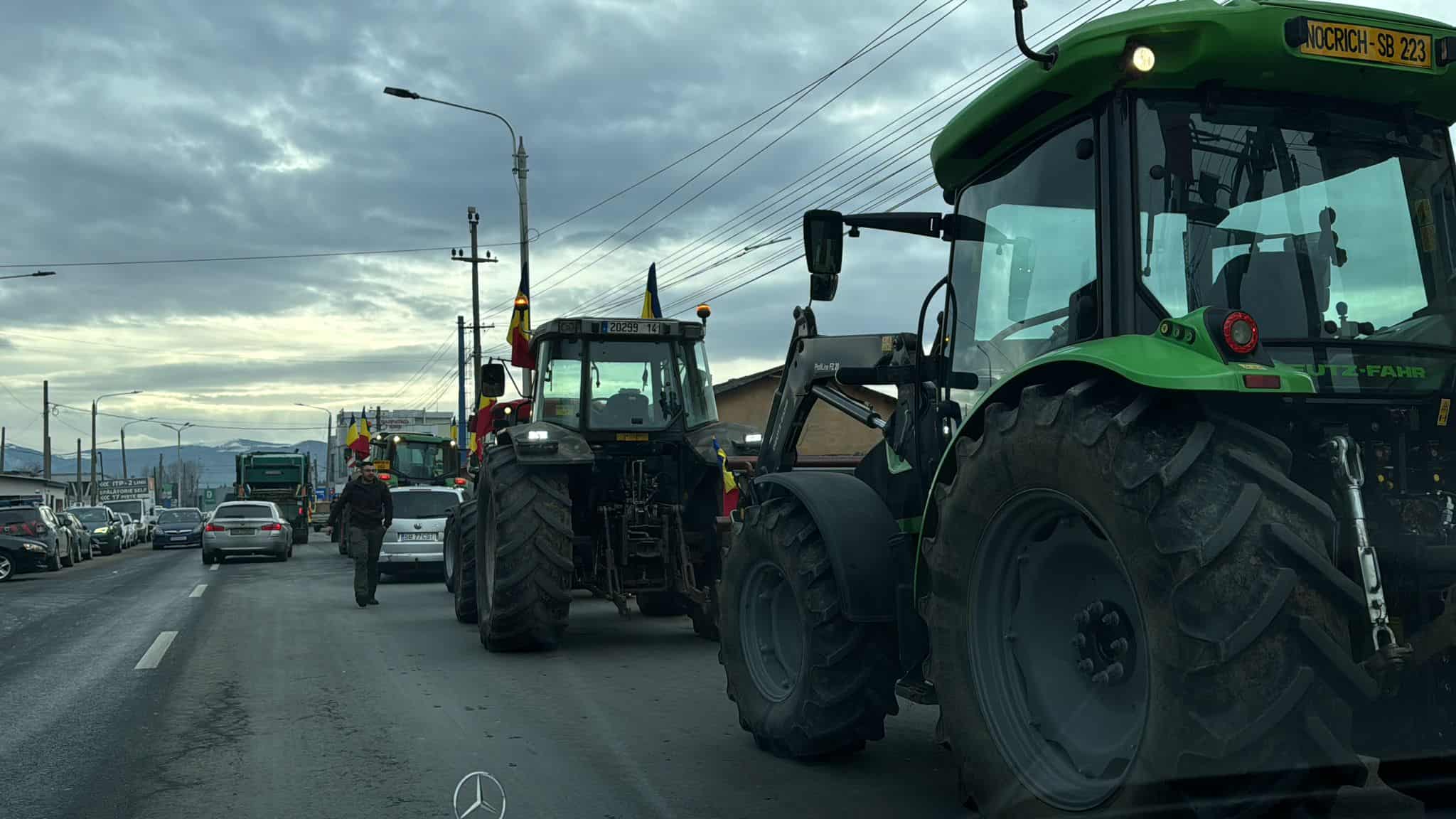 Protestul fermierilor și transportatorilor la Sibiu. Se îndreaptă către ieșirea din municipiu (live text, foto, video)