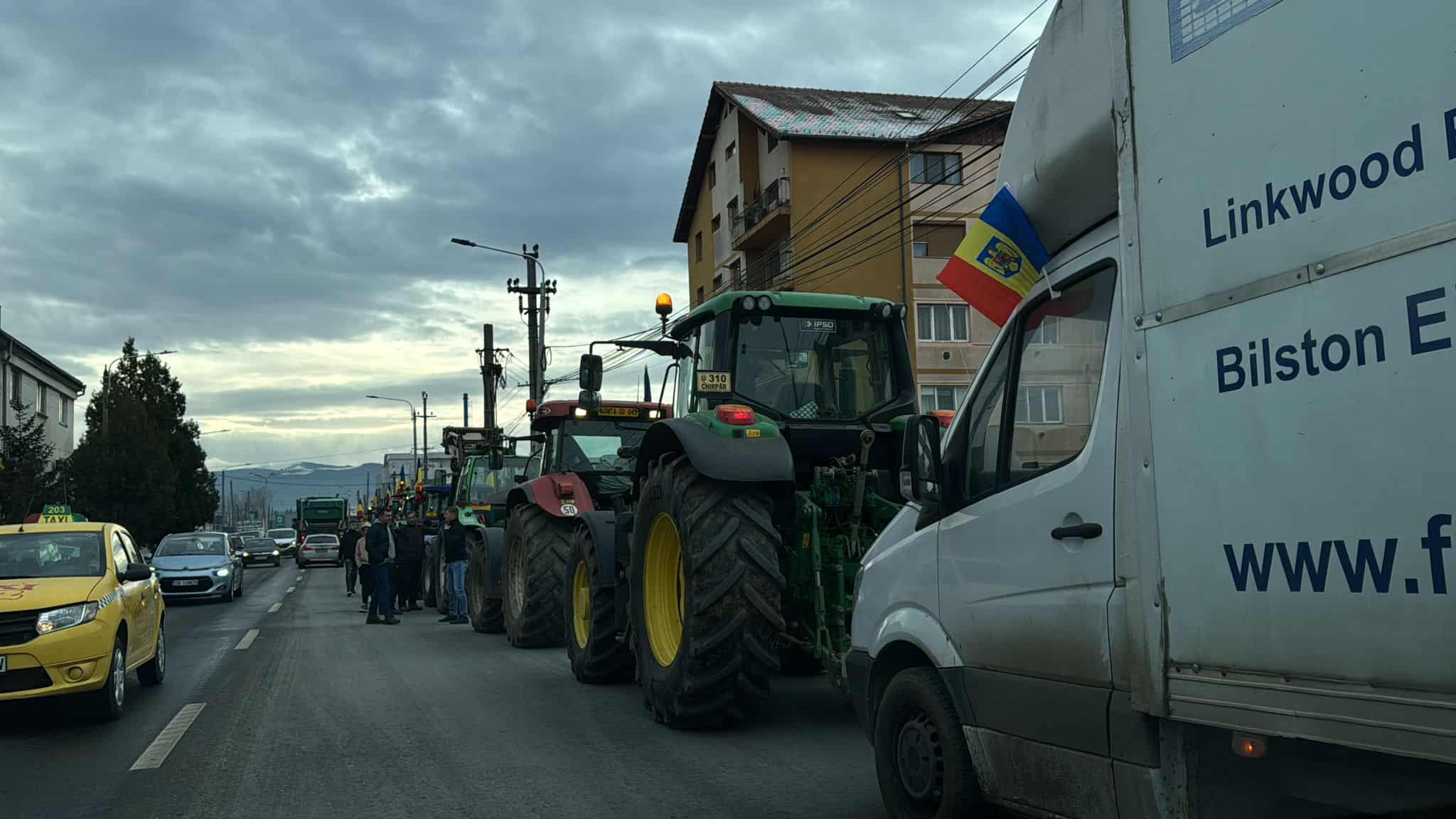 Protestul fermierilor și transportatorilor la Sibiu. Se îndreaptă către ieșirea din municipiu (live text, foto, video)