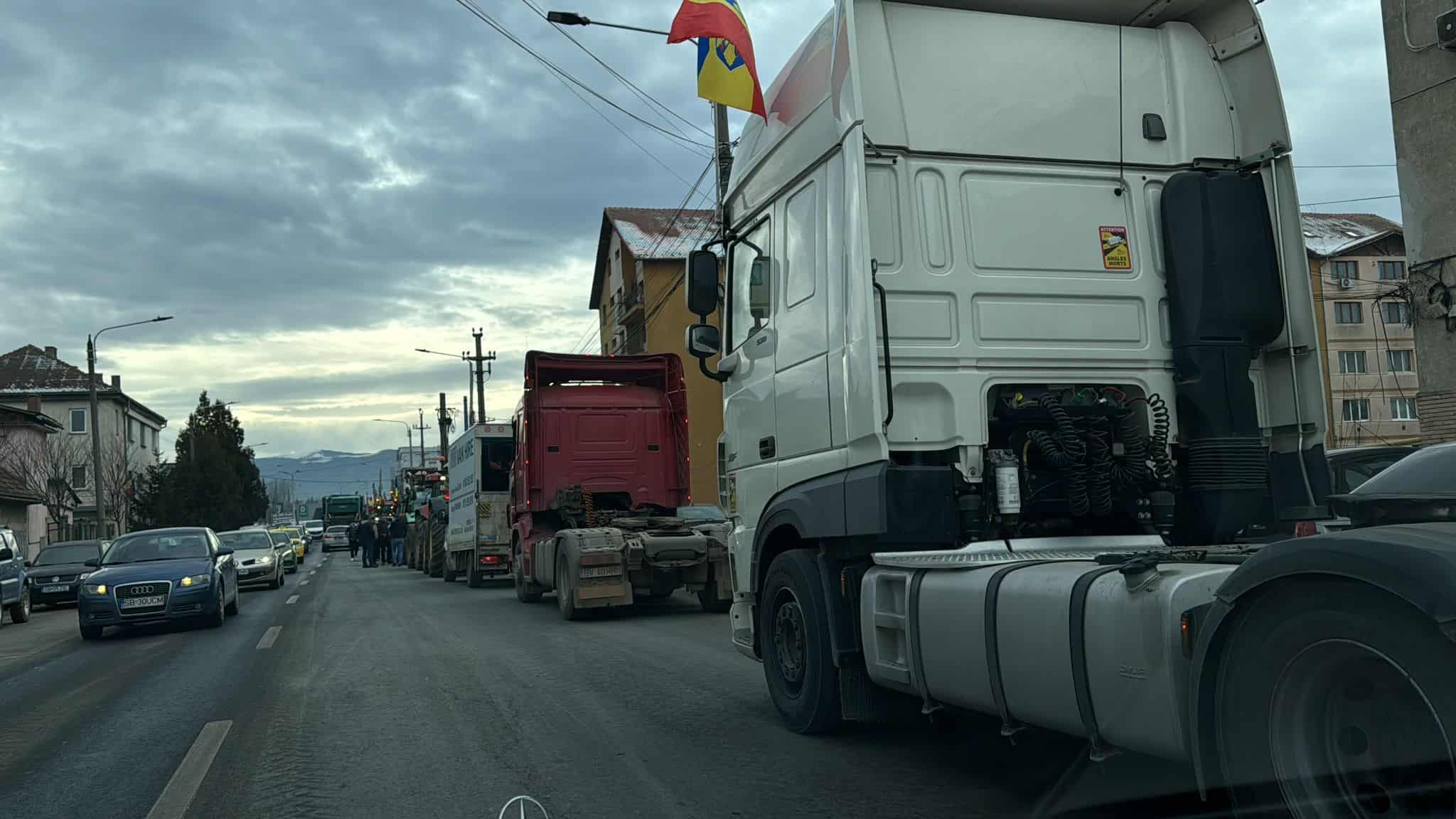 Protestul fermierilor și transportatorilor la Sibiu. Se îndreaptă către ieșirea din municipiu (live text, foto, video)