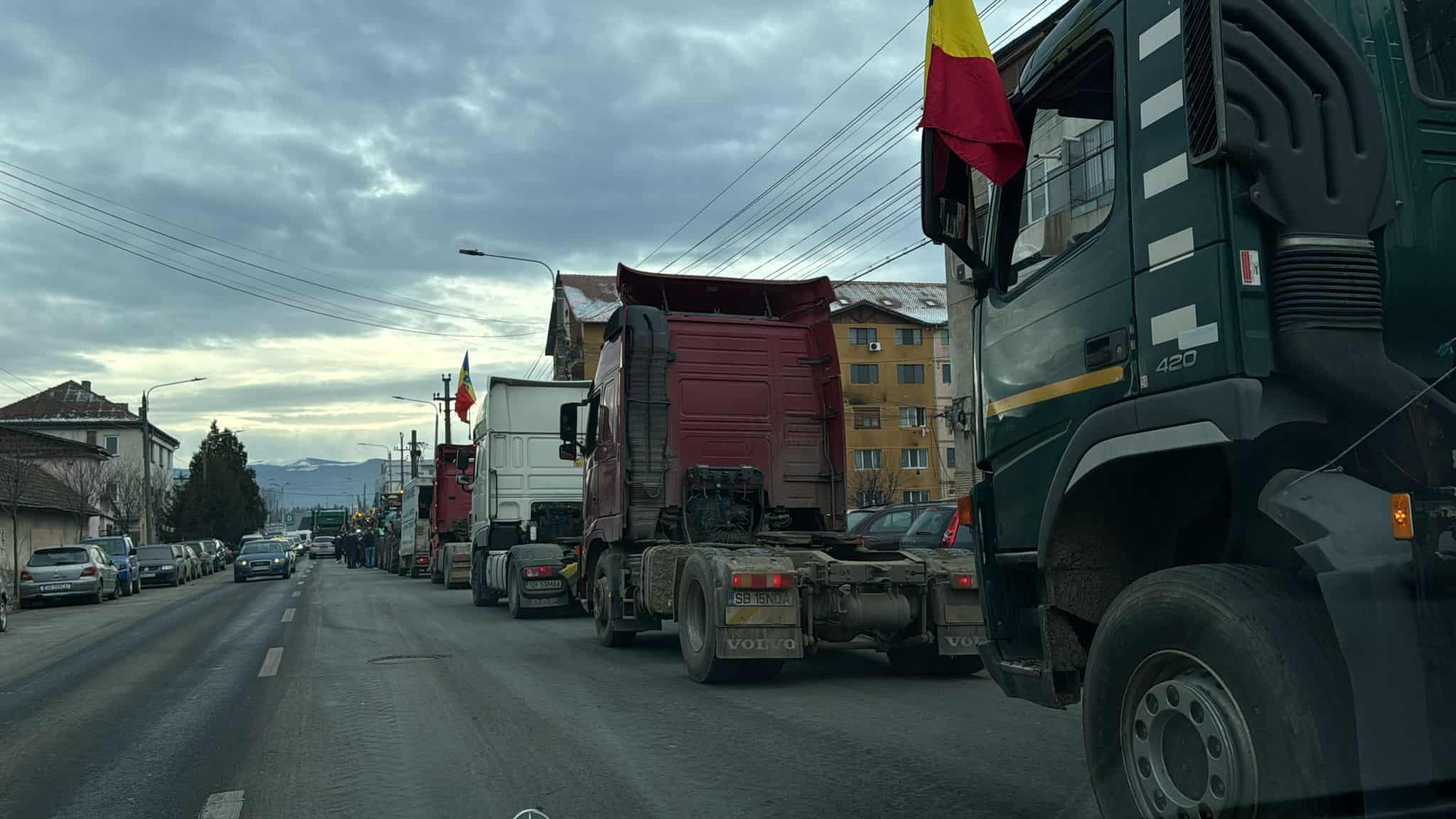 Protestul fermierilor și transportatorilor la Sibiu. Se îndreaptă către ieșirea din municipiu (live text, foto, video)