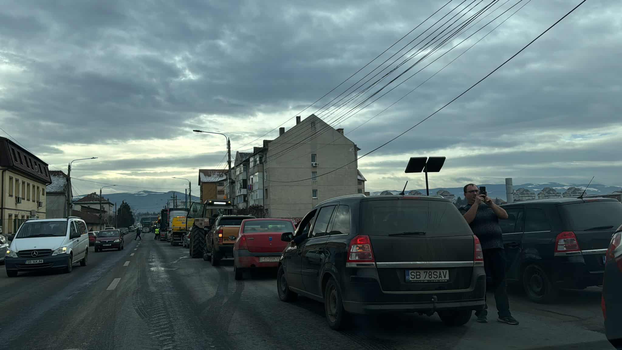 Protestul fermierilor și transportatorilor la Sibiu. Se îndreaptă către ieșirea din municipiu (live text, foto, video)