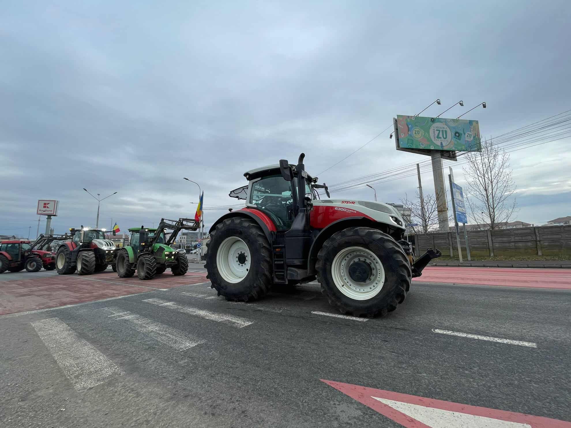 Protestul fermierilor și transportatorilor la Sibiu. Se îndreaptă către ieșirea din municipiu (live text, foto, video)