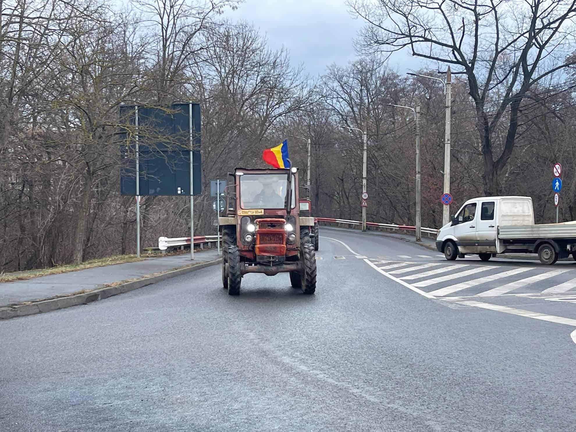 fermierii din județul sibiu nu renunță la protest. au intrat din nou cu tractoarele în municipiu (video, foto)