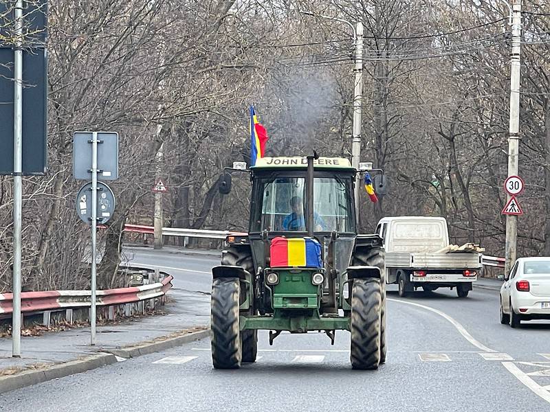 fermierii din județul sibiu nu renunță la protest. au intrat din nou cu tractoarele în municipiu (video, foto)